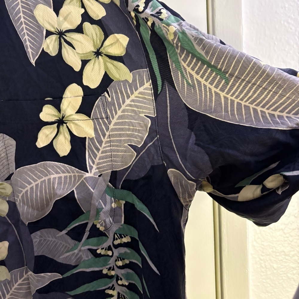 Tommy Bahama Men's Size XL 100% Silk Gray Navy Hawaiian Floral Resort Shirt - Picture 4 of 8